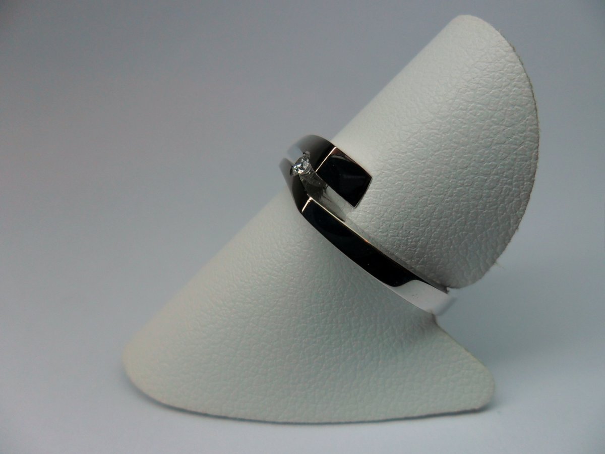 Gebogen Streepring Witgoud 1st.